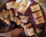Foto del paso 1 de la receta: Bombones toffee de chocolate blanco, caramelo salado y pimentón dulce