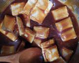 Foto del paso 1 de la receta: Bombones toffee de chocolate blanco, caramelo salado y pimentón dulce