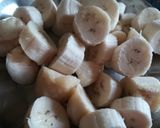 A picture of step 1 of Banana Milkshake.