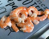 Une image de l'étape 1 de Salade de crevettes sauvages aux tomates, coriandre et citron.