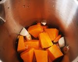 Foto del paso 1 de la receta: Sopa de cebolla y verduras con croutons
