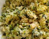 Foto del passaggio 3 della ricetta Frittelle di zucchine