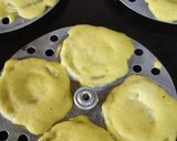 A picture of step 4 of Bread paneer Dhokla.