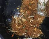 Foto langkah ke 6 dari resep Bihun Goreng Spesial 🌸.