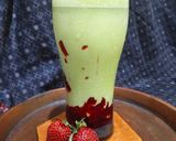Foto langkah ke 4 dari resep Strawberry Matcha Latte.