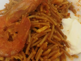 Fideuá o fideos tostados con gambón y sepia