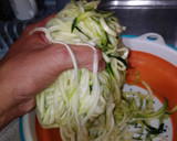 Foto del paso 4 de la receta: Espaguetis de calabacín rehogado en salsa de soja