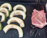 Une image de l'étape 7 de Côtes de porc aux demies lunes de courgette ronde marinées grillées.