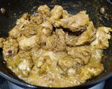 A picture of step 4 of Dahi chicken.