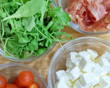 Foto del paso 1 de la receta: Ensalada fresca sobre base de hojaldre