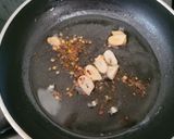 Foto del paso 2 de la receta: Pimientos del piquillo con guiso de bacalao y gulas