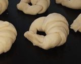 Foto del paso 13 de la receta: Media lunas de manteca hojaldradas!!!