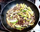 Foto del paso 3 de la receta: Salteado de carne con cebollín y zapallito italiano