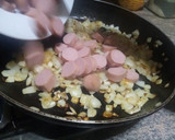 Foto del paso 3 de la receta: Tortellinis de espinacas con cebolla y salchichas en 16 minutos