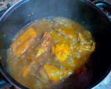 Foto del paso 7 de la receta: Pollo de corral en salsa de cebollas moradas y pasas gigantes