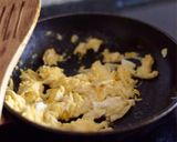 Foto del paso 1 de la receta: Montado de salmón y queso con huevo revuelto