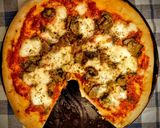 Foto del passaggio 2 della ricetta Pizza al pomodoro