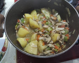 Foto del paso 10 de la receta: Pollo guisado con champiñones y patatas