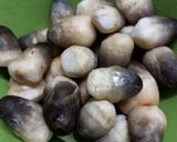 Hình bước làm 1 của món Đậu phộng nấm rơm kho tiêu