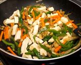 Foto del paso 4 de la receta: Pollo con verduras