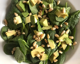 Foto del paso 6 de la receta: Ensalada de espinaca con aguacate y piñones