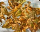 A picture of step 5 of Fried pumpkin flower 🎃.