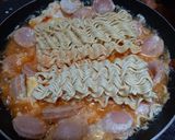 Foto langkah ke 6 dari resep Mie Sosis Telur Pedas Manis.