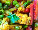 गोभी आलू मटर गाजर की सब्जी (Gobhi Aaloo matar Gajar ki sabzi recipe in hindi) रेसिपी चरण 4 फोटो