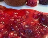Muffin tönkölybúza fehérlisztből piros bogyós gyümölcsökkel és szósszal recept fázis 10 fotója