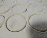 Foto del paso 4 de la receta: Rosquillas de hojaldre y azúcar