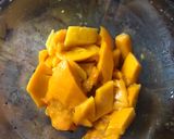Gambar langkah 2 resipi Mango Shake.