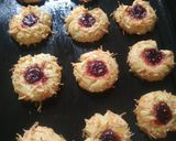 Foto langkah ke 6 dari resep Strawberry Thumbprint Cookies.
