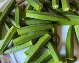 A picture of step 2 of Achari bhindi okra.