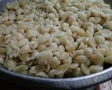 Foto langkah ke 2 dari resep Kacang Bawang Gurih Renyah.