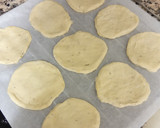 Foto del paso 1 de la receta: Mini pizzas de bacon, jamón y cebolla