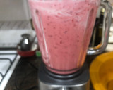 Foto del paso 2 de la receta: Batido de fresas y yogurt con pan de Dios