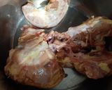 Foto del paso 1 de la receta: Sopa de verdura y huesos de pollo con zanahoria rescatada 😅