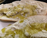 Foto del paso 1 de la receta: Bocadillo de queso brie, atún y aceite Gourmet