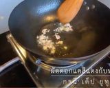 รูปขั้นตอนการทำที่ 3 ของ ผัดดอกแคสีแดงกับหมูสับ
