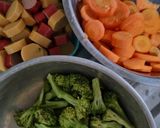 Foto langkah ke 1 dari resep Tumis Brokoli Wortel dan Sosis.