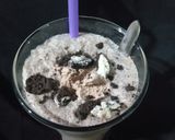 A picture of step 7 of Oreo ice cream milkshake.