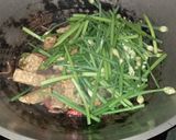Foto langkah ke 4 dari resep Tumis Tempe Bunga Kucai.