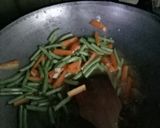 Foto langkah ke 3 dari resep Tumis kentang wortel buncis.