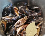 Foto del paso 1 de la receta: Fideuá de fideo grueso con Mejillones y Langostinos
