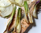 Foto del paso 8 de la receta: Salmón y cebollas en airfryer, con ensaladita de rúcula