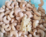 Foto langkah ke 2 dari resep Kacang Mede Goreng.