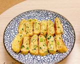 Hình bước làm 2 của món Trứng cuộn hành