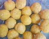 Foto langkah ke 4 dari resep Jemblem (Bola" singkong) Simple✓.