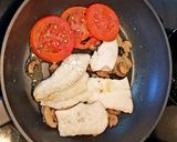 Foto del paso 6 de la receta Merluza con champiñones y salsa de cebolla con trufa