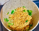 Foto langkah ke 12 dari resep Indomie Goreng Spesial plus Ebi Furai.